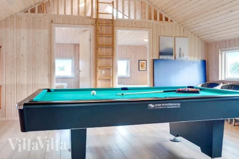 Luksushus 326 til 12 personer byder på et stort aktivitetsrum med bl.a. billard og dart
