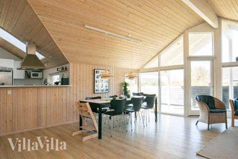 Opholdsrum med plads til 12 i luksushus nr. 326.