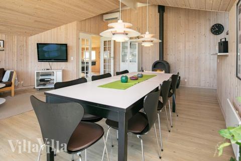 I kan sagtens side 12 personer sammen i sommerhusets opholdsrum, når I besøger luksushus 326 i Nordjylland.