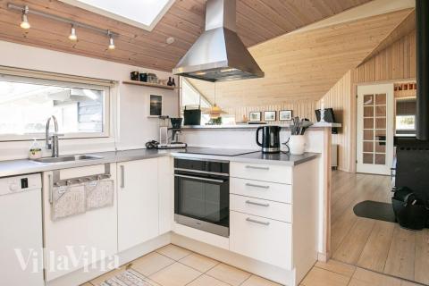 Køkkenet i luksushus nr. 326 er udstyrret, så I let kan lave mad til 12 personer.