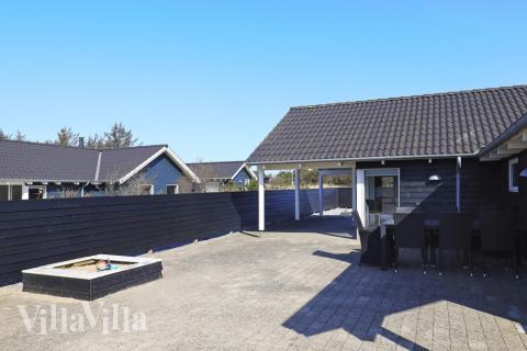 Nyd en grillaften på terrassen i luksushus nr. 326 i Nordjylland