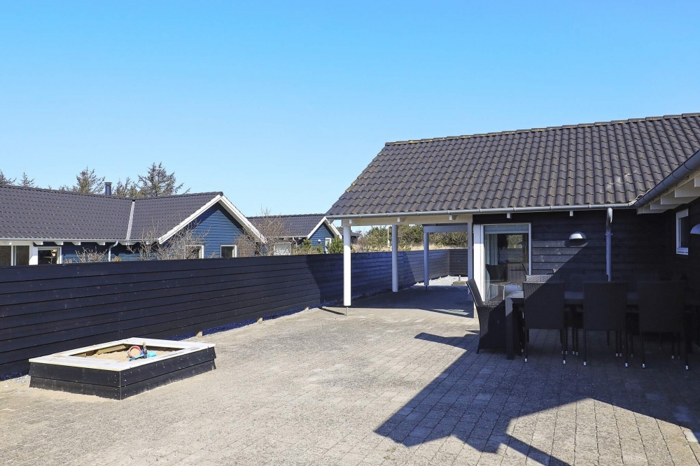 Nyd en grillaften på terrassen i luksushus nr. 326 i Nordjylland