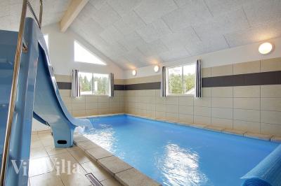 Sommerhus 330 er indrettet med en lækker poolafdeling med vandrutsjebane, dejlig stor indbygget spabad og sauna