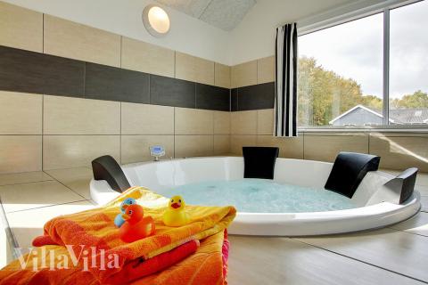 Nyd varmen i spaen i luksushus nr. 330 i Østjylland