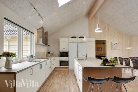 Køkkenet i luksushus nr. 330 er udstyrret, så I let kan lave mad til 24 personer.