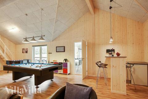 Aktivitetsrum i luksushus nr. 330 med 9 soveværelser og plads til 24 personer.