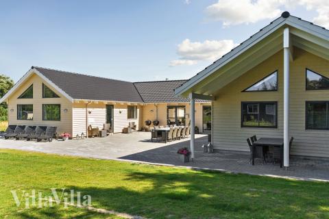 Flot sommerhus nr. 330 med god plads til op til 24 personer
