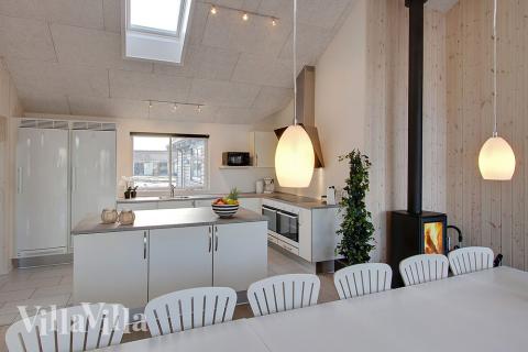 I kan sagtens side 16 personer sammen i sommerhusets opholdsrum, når I besøger luksushus 334 i Østjylland.