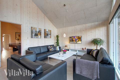 Det store lyse opholdrum i luksushus nr. 334 til 16.