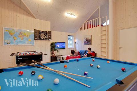 Aktivitetsrum i luksushus nr. 334 med 6 soveværelser og plads til 16 personer.