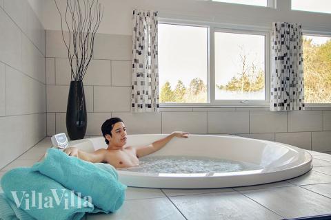 Nyd varmen i spaen i luksushus nr. 334 i Østjylland