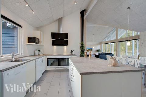 Køkkenet i luksushus nr. 334 er udstyrret, så I let kan lave mad til 16 personer.