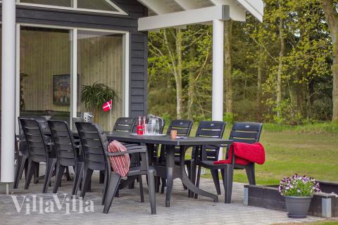 Nyd en grillaften på terrassen i luksushus nr. 334 i Østjylland