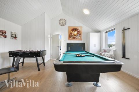 Ud over de mange timer, man kan bruge i husets pool-afdeling, så byder luksushus 332 også på billard/bordtennis og dart