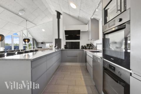 Køkkenet i luksushus nr. 332 er udstyrret, så I let kan lave mad til 20 personer.