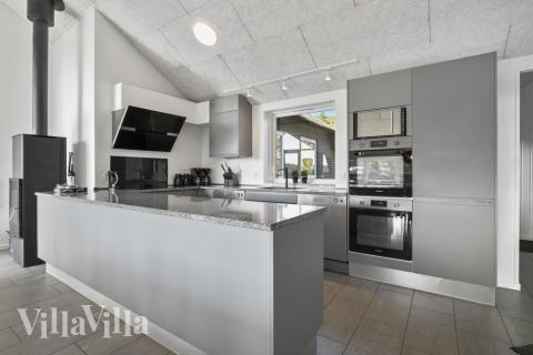 Køkkenet i luksushus nr. 332 er godt indrettet.