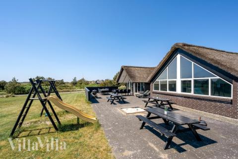 I det attraktive aktivitesrum i luksushus nr. 332 i Vestjylland  er der masser af udendørs aktiviteter, f.eks. legetårn og gynge