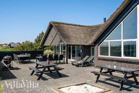Luksushus nr. 332 har en dejlig terrasse med gode havemøbler til 20 personer.