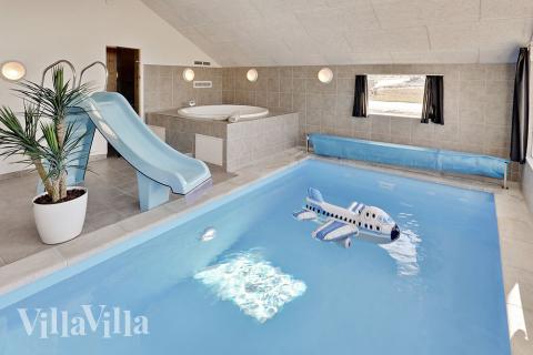 Sommerhus 336 er indrettet med en lækker poolafdeling med vandrutsjebane, dejlig stor indbygget spabad og sauna