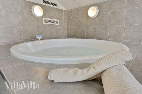 Nyd varmen i spaen i luksushus nr. 336 i Fyn og øer