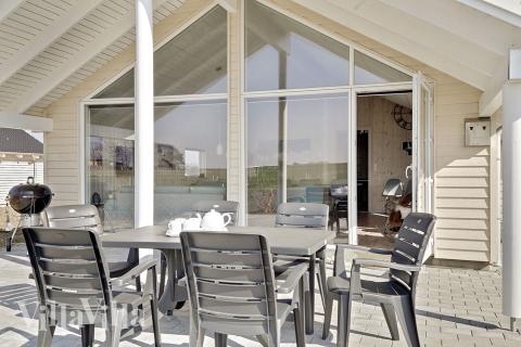 Nyd en grillaften på terrassen i luksushus nr. 336 i Fyn og øer