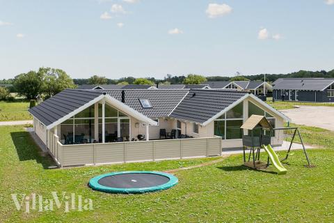 Dette luksushus på Nordfyn byder indenfor til en skøn ferie tæt på Fyns dejlige strande og mange attraktioner.