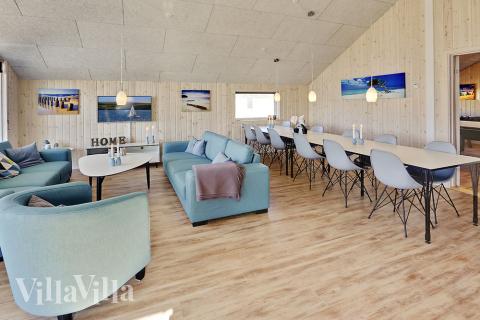 Det store lyse opholdrum i luksushus nr. 336 til 14.