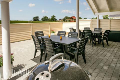På terrassen i sommerhus nr. 336 er der plads til 14 personer.