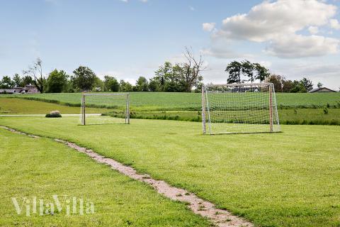 I det attraktive aktivitesrum i luksushus nr. 336 i Fyn og øer  er der masser af udendørs aktiviteter, f.eks. legetårn og gynge