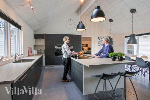 Køkkenet i luksushus nr. 335 er udstyrret, så I let kan lave mad til 24 personer.