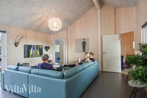 Det store lyse opholdrum i luksushus nr. 335 til 24.