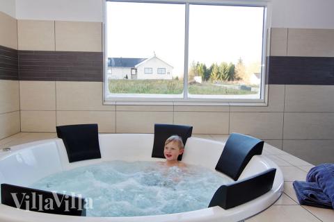 Nyd varmen i spaen i luksushus nr. 335 i Østjylland