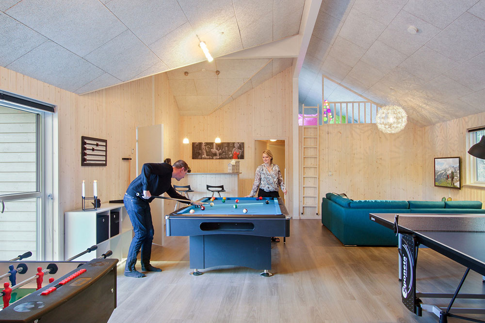 Ud over de mange timer, man kan bruge i husets pool-afdeling, så byder luksushus 335 også på billard/bordtennis og dart