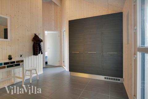 Den rummelige entre i luksushus nr. 335 i Østjylland