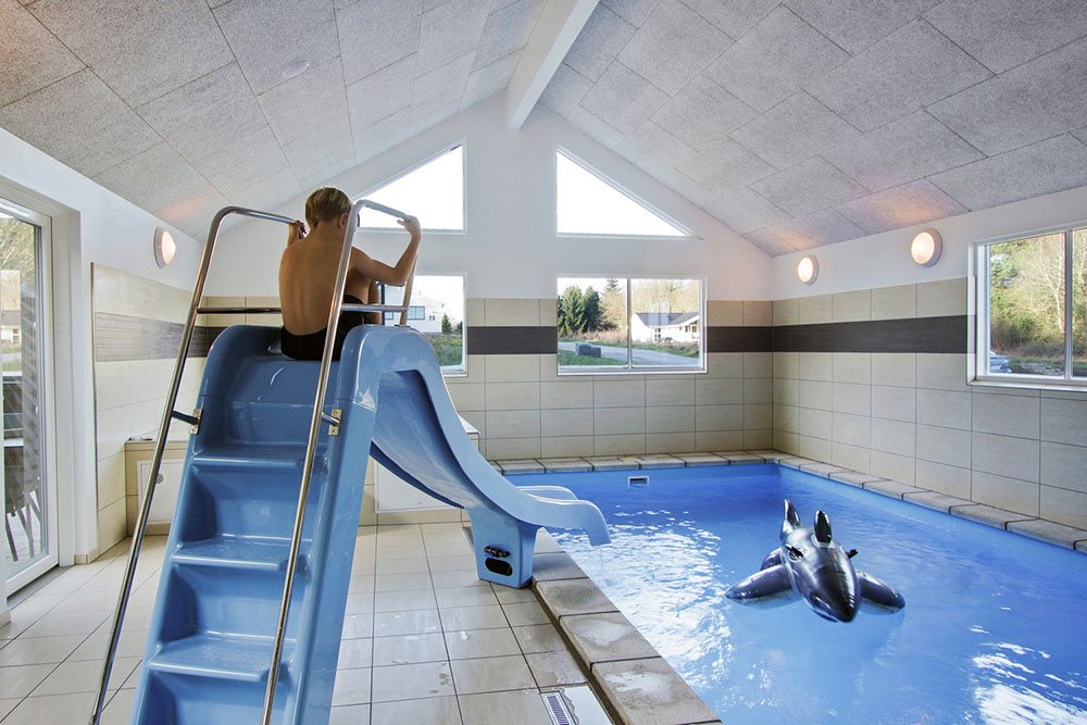 Sommerhus 335 er indrettet med en lækker poolafdeling med vandrutsjebane, dejlig stor indbygget spabad og sauna