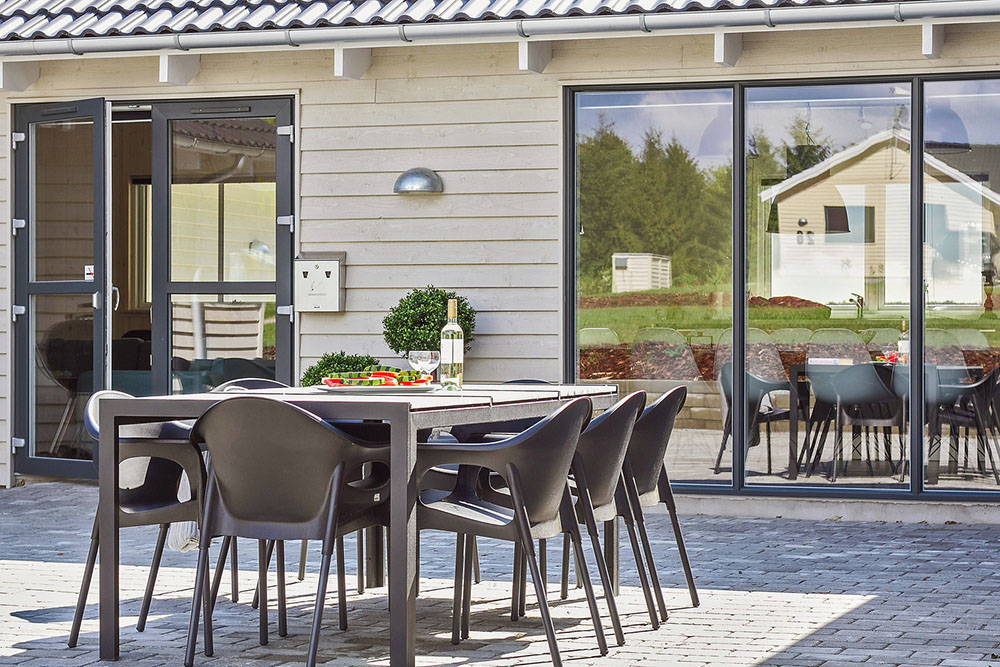 Luksushus nr. 335 har en dejlig terrasse med gode havemøbler til 24 personer.