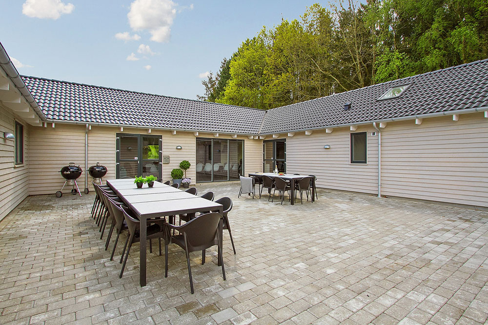 Nyd en grillaften på terrassen i luksushus nr. 335 i Østjylland