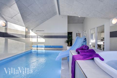 Sommerhus 337 er indrettet med en lækker poolafdeling med vandrutsjebane, dejlig stor indbygget spabad og sauna