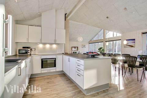 Køkkenet i luksushus nr. 337 er udstyrret, så I let kan lave mad til 16 personer.