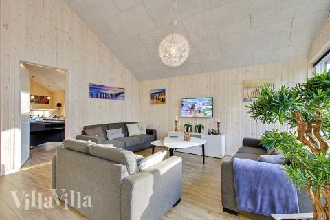 Det store lyse opholdrum i luksushus nr. 337 til 16.