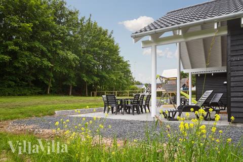 Luksushus nr. 337 har en dejlig terrasse med gode havemøbler til 16 personer.