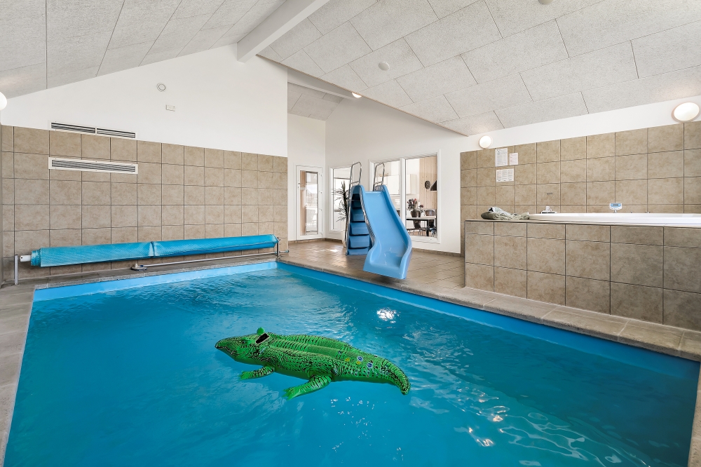 Den lækre pool i luksushuse nr. 338 til 16 personer