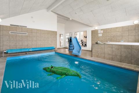 Den lækre pool i luksushuse nr. 338 til 16 personer