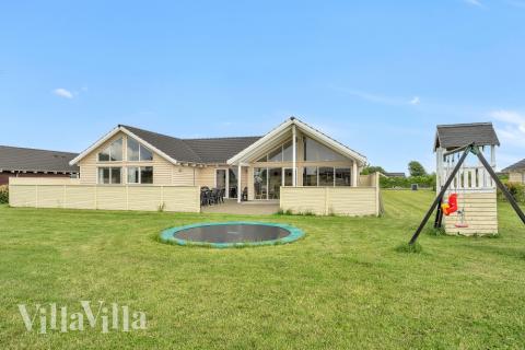 I Fyn og øer ligger dette fine poolhus nr. 338 med plads til 16 personer.