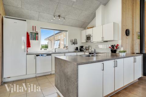 Køkkenet i luksushus nr. 338 er udstyrret, så I let kan lave mad til 16 personer.