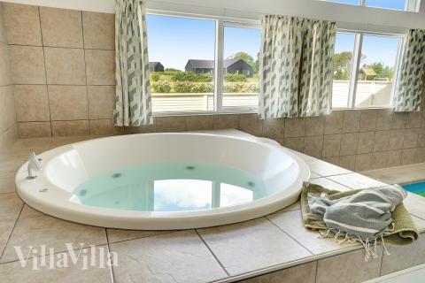 Nyd varmen i spaen i luksushus nr. 338 i Fyn og øer