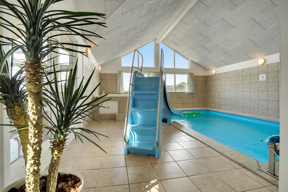 Sommerhus 338 er indrettet med en lækker poolafdeling med vandrutsjebane, dejlig stor indbygget spabad og sauna
