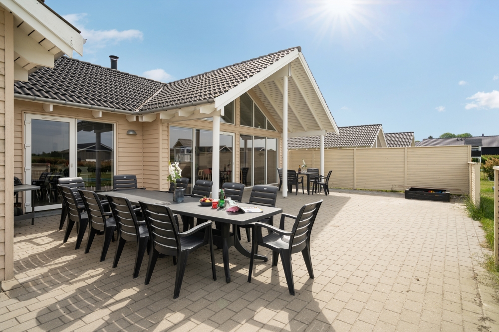 Nyd en grillaften på terrassen i luksushus nr. 338 i Fyn og øer