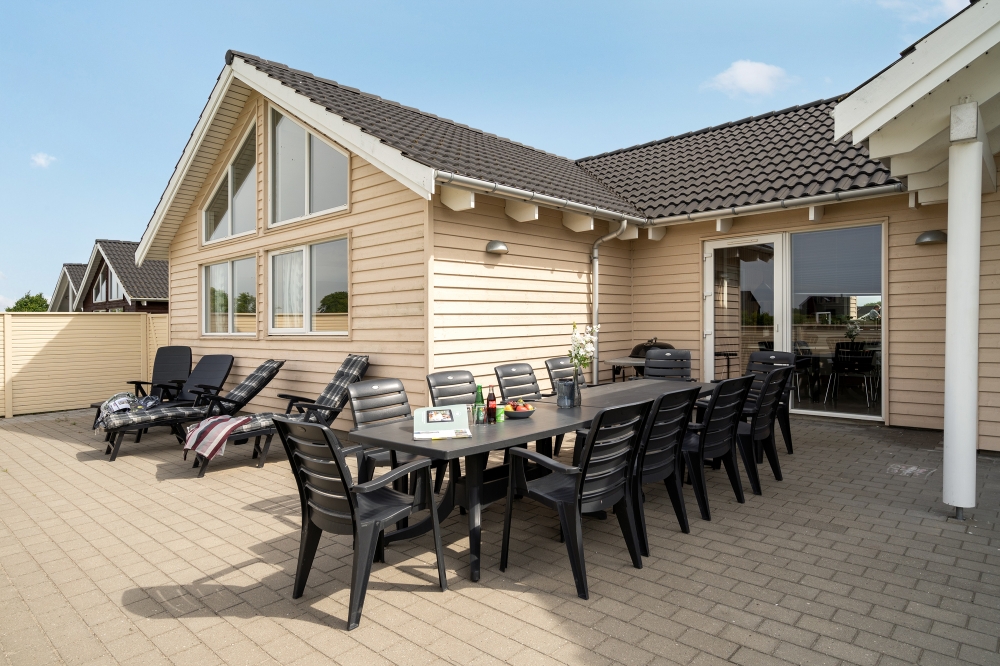 Luksushus nr. 338 har en dejlig terrasse med gode havemøbler til 16 personer.