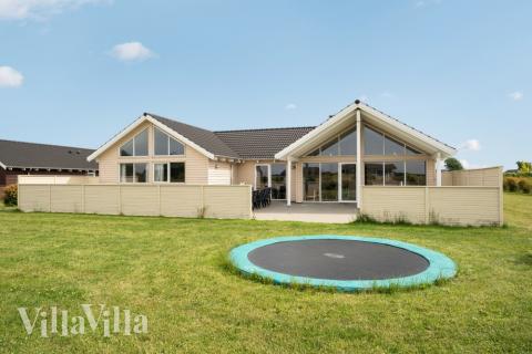 Flot sommerhus nr. 338 med god plads til op til 16 personer